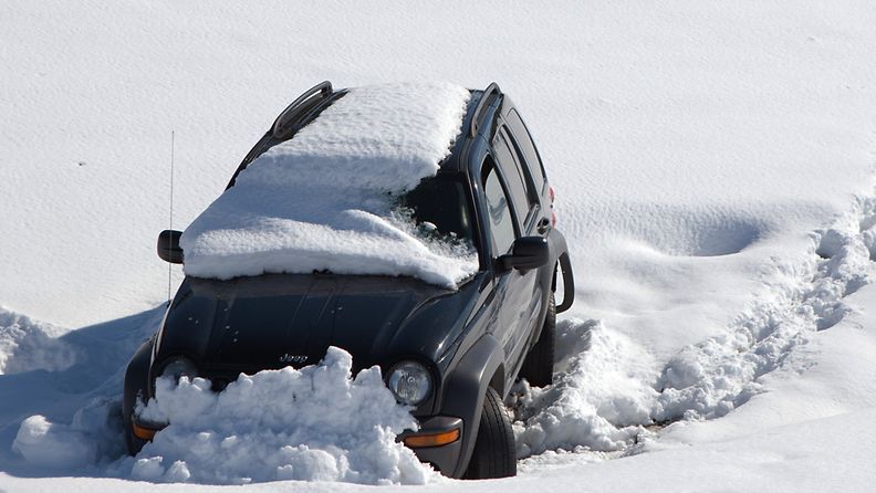 Lumihankeen autollaan juuttunut mies selvityi pakkasessa kolme päivää syömällä jäätynyttä olutta. Kuvituskuva, kuvan auto ei liity tapaukseen.