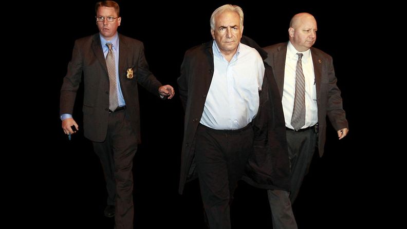 Poliisit taluttavat käsiraudoitettua Strauss-Kahnia New Yorkissa.