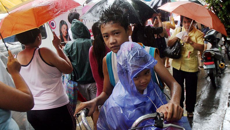 Koulutunnit peruttiin Manilassa Filippiineillä Nesat-taifuunin alla. (EPA/Hannah Reyes)