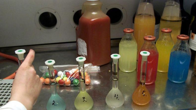 Tullilaboratoriossa tutkitaan elintarvikkeiden sisältämiä lisäaineita.