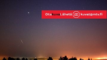 SAA KÄYTTÄÄ VAPAASTI.Tähdenlento vasemmalla horisontissa planeetta Jupiterin alapuolella (kirkas tähti). Kuva: Mikkelin Ursa, Aki Taavitsainen