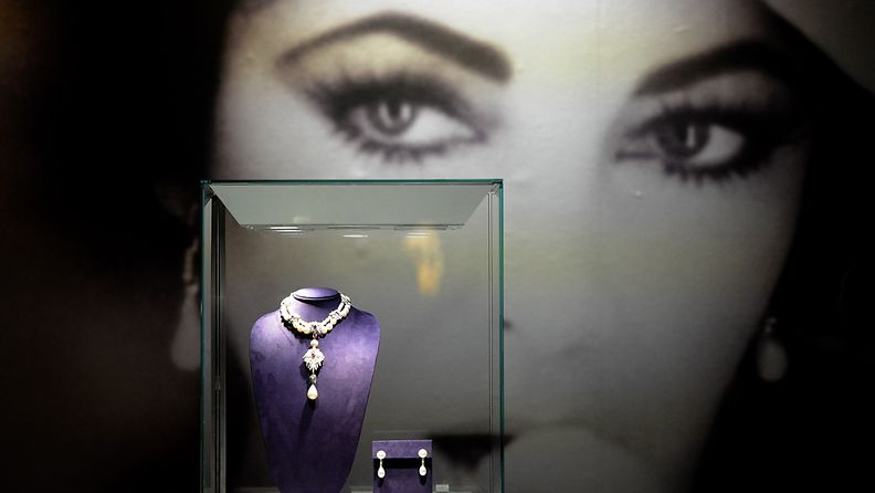  Elizabeth Taylorin koru- ja vaatekokoelmasta odotetaan miljoonahintaa huutokaupassa New Yorkissa. 