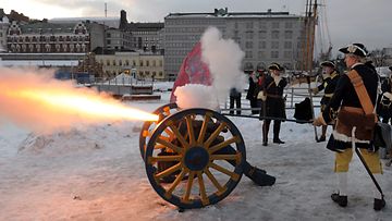 Uudenmaan Karoliinit juhlivat Ruotsin uuden kruununperillisen syntymää ampumalla kunnialaukauksia Kauppatorilla Helsingissä torstaina 23. helmikuuta 2012.