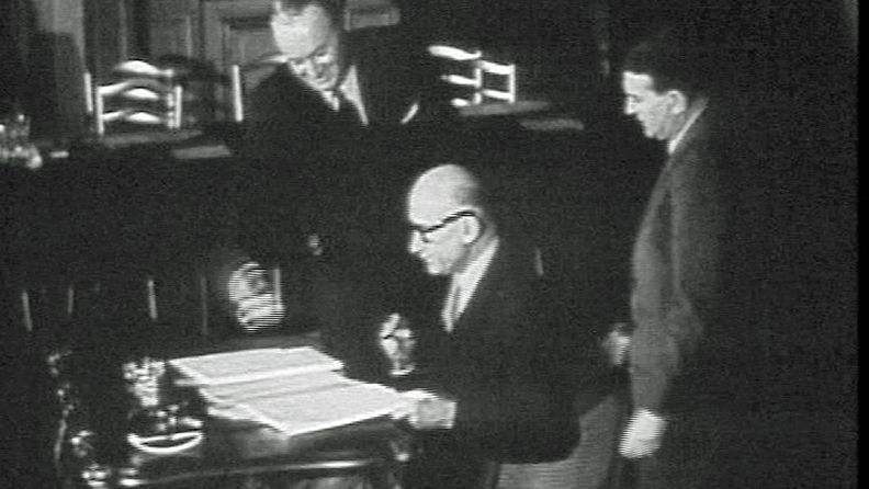 Euroopan hiili- ja teräsyhteisön (EHTY) perustamissopimuksen allekirjoittaminen Pariisissa 18. huhtikuuta vuonna 1951. 
