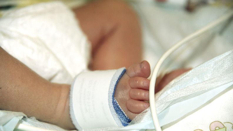 Hoidossa oleva lapsi lastenklinikan evakossa olevalla vastasyntyneiden teho-osastolla Helsingissä 27. heinäkuuta 2012. 