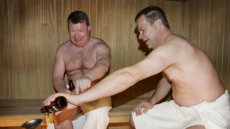 Arkistokuva. Kuvassa saunomassa Lauri Wuorenheimo ja Harri Kempas vuonna 2005.
