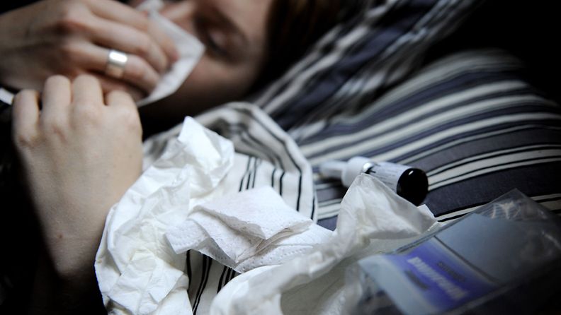 Nainen potee influenssaa. Kuva: Lehtikuva
