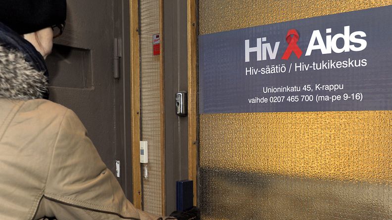 Kuvituskuva. Nainen menossa Aids-tukikeskuksen ovesta sisään Helsingissä.