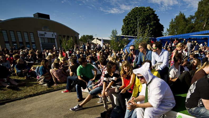 Yleisöä Flow-festivaaleilla Suvilahdessa 2012.