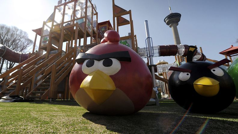 Kuvassa Särkänniemen uusi Angry Birds Land -alue paistattelee auringossa, mutta sateiset kelitkään eivät ole puiston vetovoimaa haitanneet.