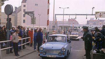 Itäsaksalaisia palaamassa Länsi-Berliinistä, missä he ovat käyneet ostoksilla rajojen avauduttua ja muurin murruttua marraskuussa 1989