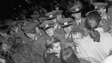 Tuhannet nuoret itäsaksalaiset osoittavat mieltään uudistusten puolesta 7. lokakuuta 1989.