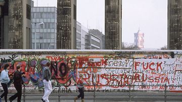 Brandenburgin portti ja Berliinin muuria kuvattuna rajojen avautumisen aikoihin marraskuussa 1989.