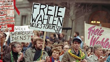 ITÄ-BERLIINI: Mielenosoittajia kaupungin kaduilla vaatimassa poliittisia muutoksia 4. marraskuuta 1989