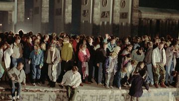 Länsi- ja itäberliiniläiset ovat nousseet juhlimaan rajojen avautumista Berliinin muurille 10. marraskuuta 1989.