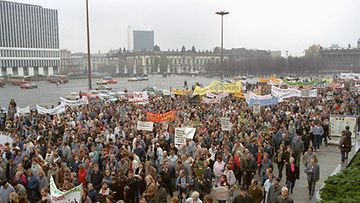 ITÄ-BERLIINI: Mielenosoittajia kaupungin kaduilla vaatimassa poliittisia muutoksia 4. marraskuuta 1989