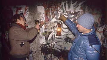 Leipzigilaisia nuoria Länsi-Berliinissä 9. joulukuuta 1989. Itäsaksalaisilla on ollut mahdollisuus matkustaa Länsi-Saksaan rajojen avauduttua lokakuussa 1989