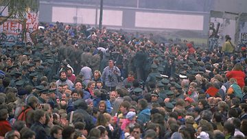 Itäberliiniläiset ylittävät rajan Berliinin muuriin tehdyn aukon kautta ja tapaavat länsiberliiniläisiä 12. marraskuuta 1989