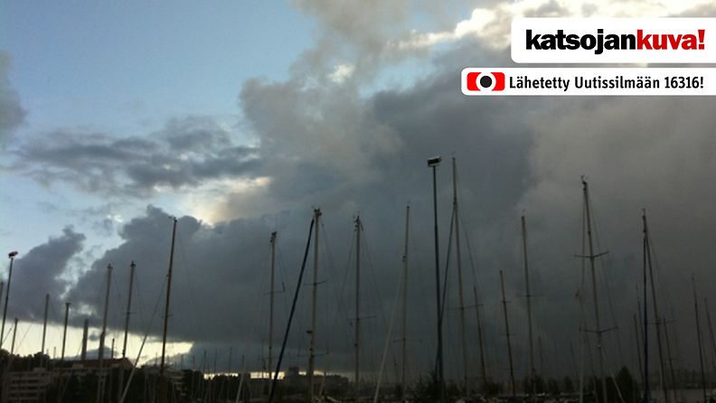 Tummat pilvet lähestyivät Lauttasaarta aamulla.