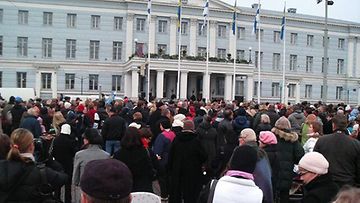 Yleisö tulvii Helsingin kaupungintalolle nähdäkseen Ruotsin prinsessa Victoria ja prinssi Danielin