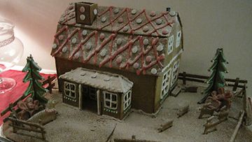 Tekijät: Tuomo ja Elina Hurme. Tässä meidän mansardi kattoinen piparkakkutalo. Tämän joulun piparkakkutalon idea lähti haaveilemastamme kannustalosta.