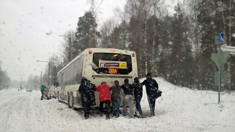 Uutissilmä: 19.2.2012, Bussia yritettiin saada liikkeelle miesvoimin Espoon Karakalliossa