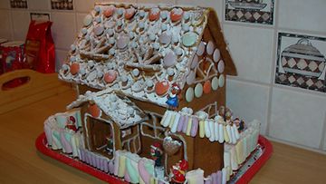 Tekijät: Pirjo Kettunen perheineen. Talo saa aina asukkaakseen tonttuperheen, joka puuhailee jouluaskareissaan "kotinsa" pihamaalla lumiukkoineen, joulumakkaroineen jne. Onpa joku tonttu kiivennyt jopa ruokavaraston katolle!