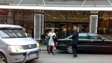 Victoria poistuu hotellista Helsingissä 1.11.2010