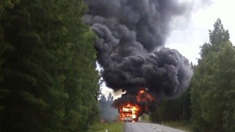UUTISSILMÄ: Linja-auto roihahti tuleen kesken matkan Huittisissa 13.7.2011. Kukaan ei loukkaantunut palossa, mutta bussi tuhoutui täysin.