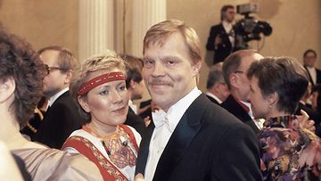 Itsenäisyyspäivän juhlissa presidentinlinnassa vuonna 1985 Riitta-vaimon kanssa.