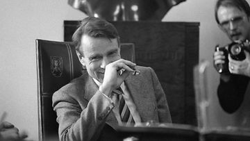 Pääministeri Mauno Koivisto tiedotustilaisuudessa eduskunnassa infoaa hallituskriisistä toimittajajoukkoa 3, huhtikuuta 1981. 