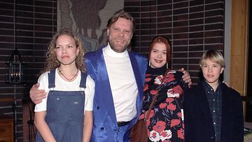 Näyttelijä Vesa-Matti Loiri vaimonsa Stinan ja edellisen avioliiton lasten Jennin (vas) ja Joonaksen kanssa Vierumäellä Vesa-Matin 50-vuotistaiteilijajuhlaa viettämässä vuonna 1995.