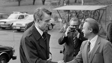 Virkaatekevä presidentti Mauno Koivisto saapuu Pasilan TV-studiolle 27. lokakuuta 1981. Koivisto pitää TV-puheen presidentti Urho Kekkosen vallasta luopumisen johdosta. Vastassa pääjohtaja Sakari Kiuru. 