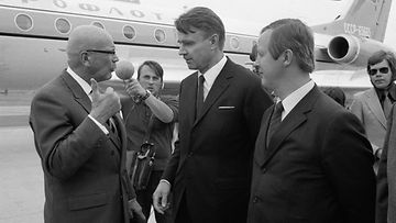 Presidentti Urho Kekkonen palaa Neuvostoliiton-matkaltaan 18. elokuuta 1972. Lentokentällä vastassa mm. valtiovarainministeri Mauno Koivisto (kesk.) ja ulkoasiainministeri Kalevi Sorsa. 