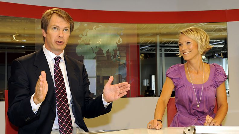 Uutisankkurit Peter Nyman ja Maija Lehmusvirta MTV3:n uutisstudiossa Pasilassa Helsingissä 5. elokuuta 2010. Kuva: Lehtikuva