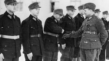 alvisodan amerikkalaisia vapaaehtoisia sotilaita uusissa suomalaisissa sotilaspuvuissaan helmikuussa 1940.