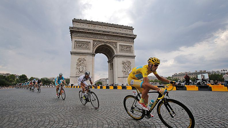 Vincenzo Nibali polkee Pariisin riemukaaren kupeessa. 