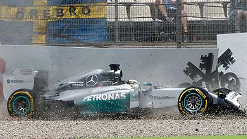 Hamilton rengasvallissa Saksan GP:n aika-ajossa.