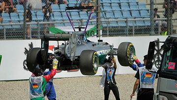 Hamiltonin auto nosturin kyydissä Saksan GP:n aika-ajoissa