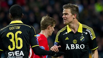 Eero Markkanen jättää hyvästit joukkuetovereilleen AIK:ssa. 