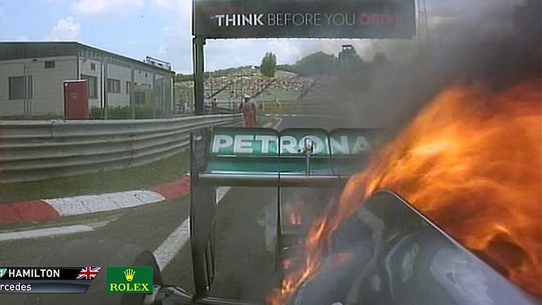 Lewis Hamiltonin auto liekeissä