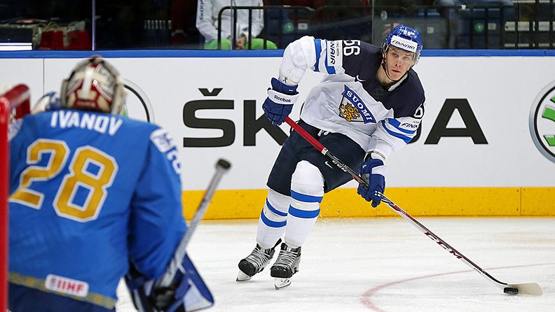 Erik Haula ajaa Kazakstanin maalille