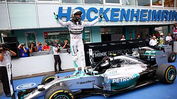 Rosberg tuulettaa kotikisansa voittoa.