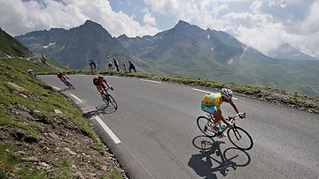 Vincenzo Nibali polkee Pyreneillä keltapaidassaan. 