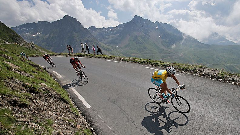 Vincenzo Nibali polkee Pyreneillä keltapaidassaan. 