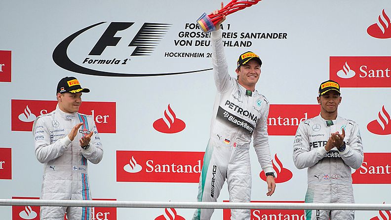 Valtteri Bottas, Nico Rosberg ja Lewis Hamilton Saksan GP:n palkintokorokkeella
