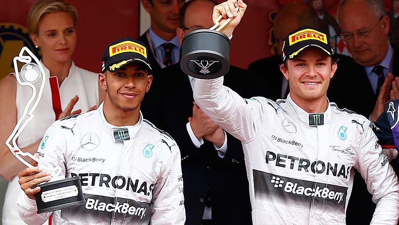 Lewis Hamilton ja Nico Rosberg Monacon kisan palkintojen kanssa. 