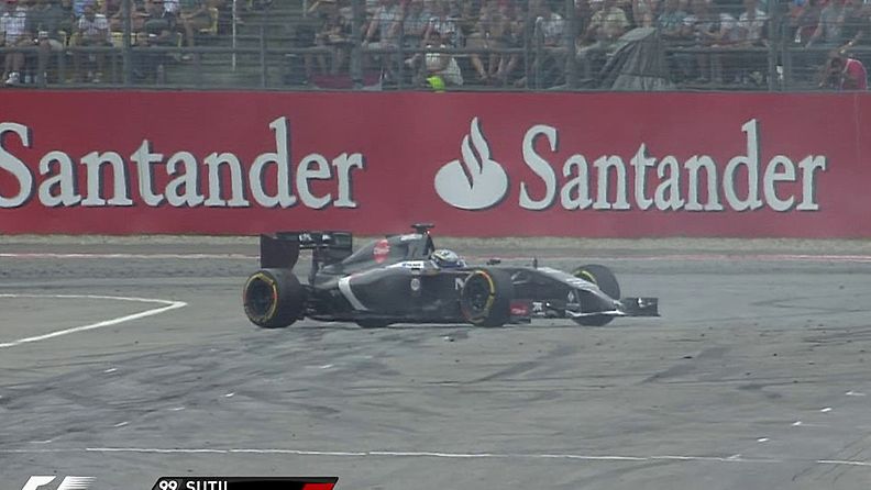 Adrian Sutlin auto jäi poikittain radalle