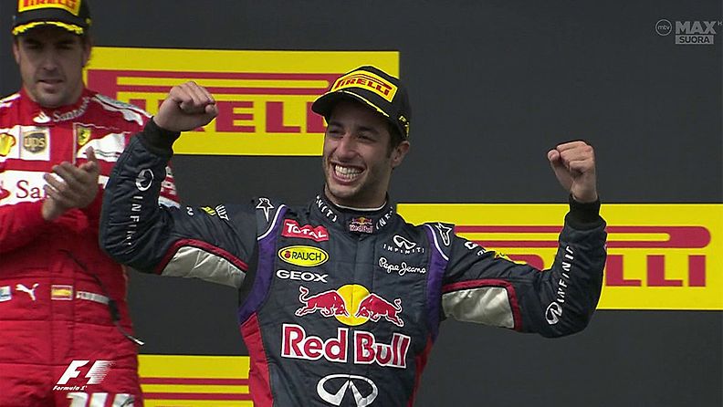 Daniel Ricciardo tuulettaa voittoaan
