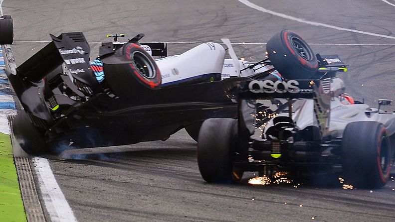 Felipe Massan auto kaatui kolarissa